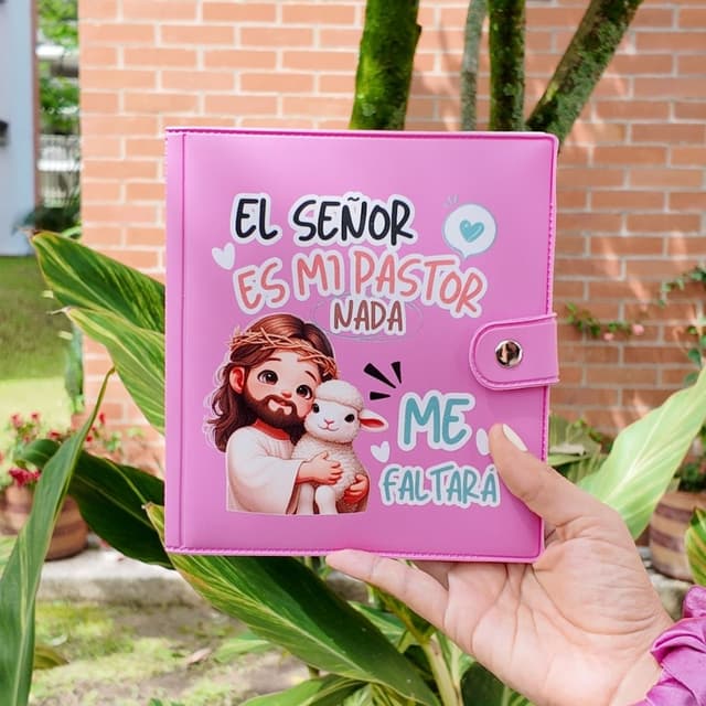Carpeta de ahorro rosada de Organigastos sostenida en la mano